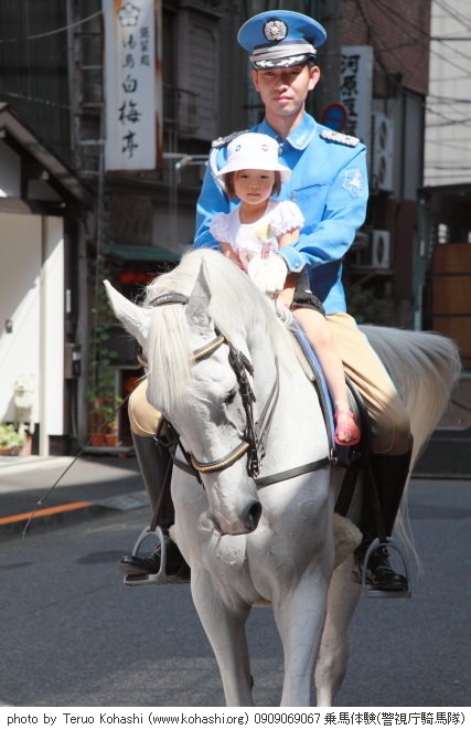 湯島・ちびっ子広場 ~2009 0909069067 乗馬体験(警視庁騎馬隊) 湯島ちびっ子広場2009 thumbnail