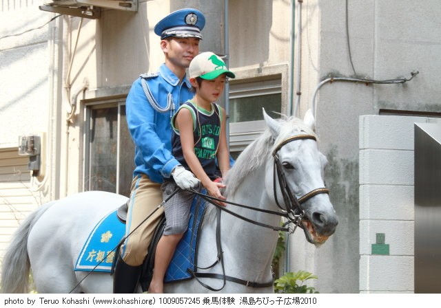 湯島・ちびっ子広場 2010 1009057245 乗馬体験 湯島ちびっ子広場2010 thumbnail