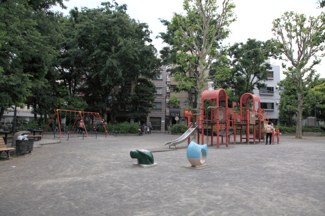 5月の新宿区の公園 1305160997 鶴巻南公園 遊具 プラタナス 新宿区 thumbnail