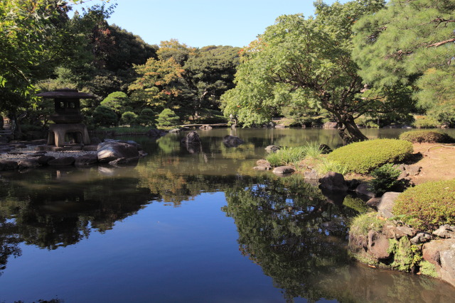 10月の旧古河庭園 1310130115 旧古河庭園 心字池 ハゼの木 石灯篭 北区西ヶ原 photo